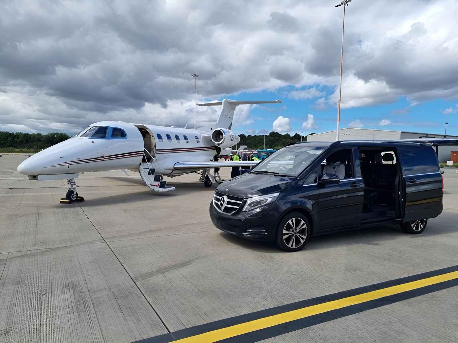 Exquisite Journeys with XclusiveChauffeurs: Seamless Luxury Airport Transfers